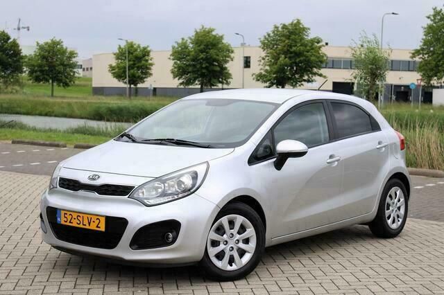 Grijs Gebruikt 2012 Kia Rio Plus Hatchback | € 7.499 (Eerlijke prijs) - Afbeelding 1/4