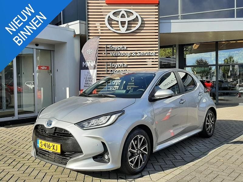 Grijs Gebruikt 2023 Toyota Yaris Hybrid Style Hatchback | € 20.700 (Goede deal) - Afbeelding 1/4