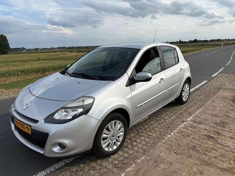 Zilver Gebruikt 2011 Renault Clio II Collection Hatchback | € 2.699 (Goede deal) - Afbeelding 1/4