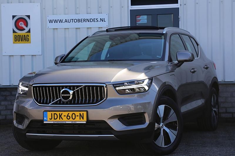 Grijs Gebruikt 2022 Volvo XC40 Core SUV | € 37.900 (Eerlijke prijs) - Afbeelding 1/4