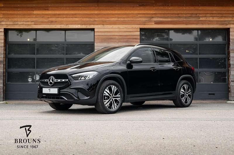 Zwart Gebruikt 2024 Mercedes GLA250 Urban SUV | € 45.450 (Eerlijke prijs) - Afbeelding 1/4