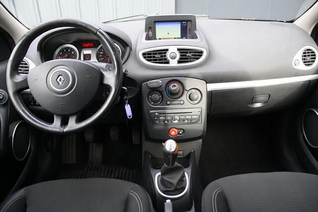 Occasion Renault Clio II Expression 75 PK (55 kW) 2010 Rood Hatchback