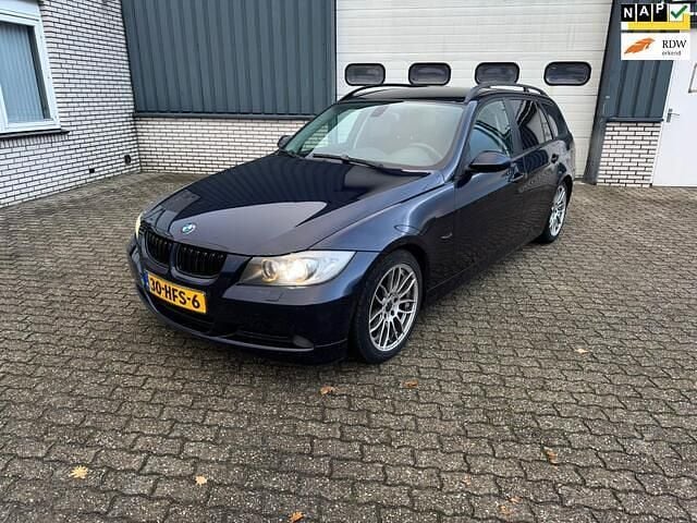 Blauw (metallic) Gebruikt 2008 BMW 318 Executive Stationwagen | € 3.250 (Super prijs) - Afbeelding 1/4