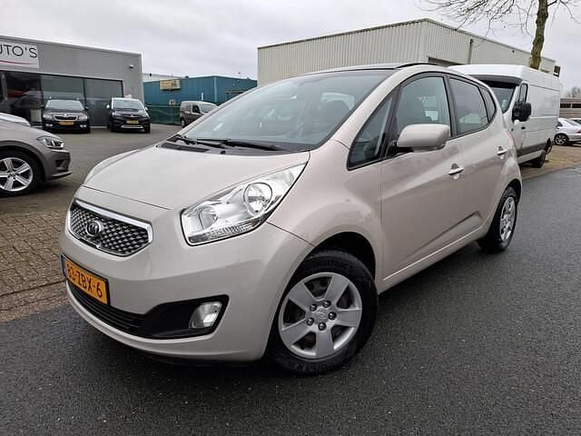 Beige (metallic) Gebruikt 2010 Kia Venga Hatchback | € 3.950 (Eerlijke prijs) - Afbeelding 1/4