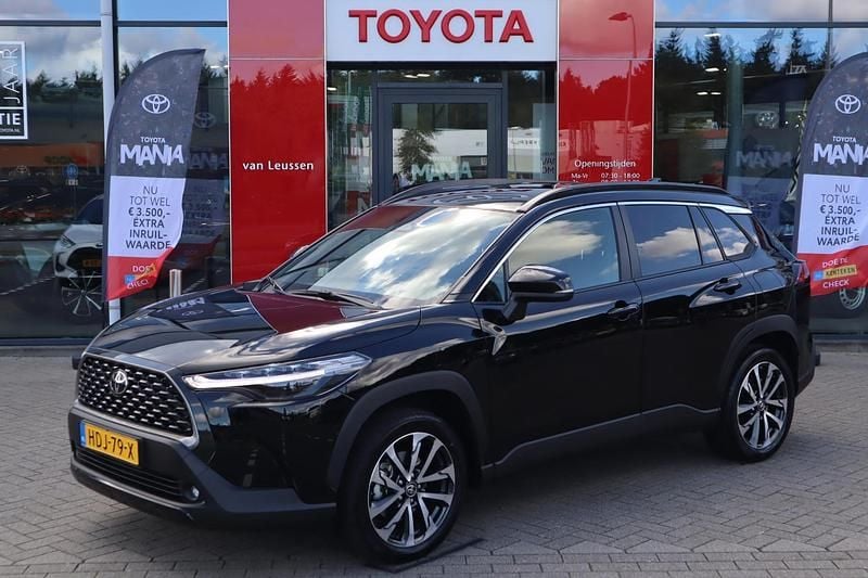Zwart Gebruikt 2025 Toyota Corolla Cross Style SUV | € 37.999 (Eerlijke prijs) - Afbeelding 1/1