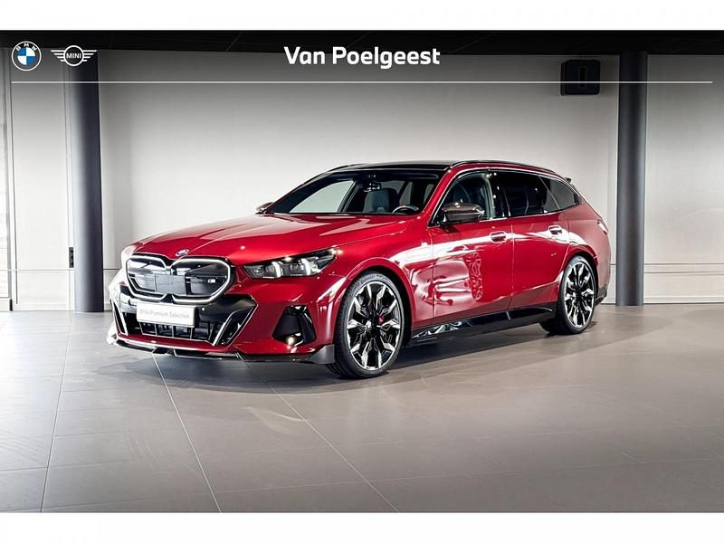 Fire rot metallic (c68) (rood metallic) Gebruikt 2024 BMW i5 Comfort Edition Stationwagen | € 77.900 - Afbeelding 1/4