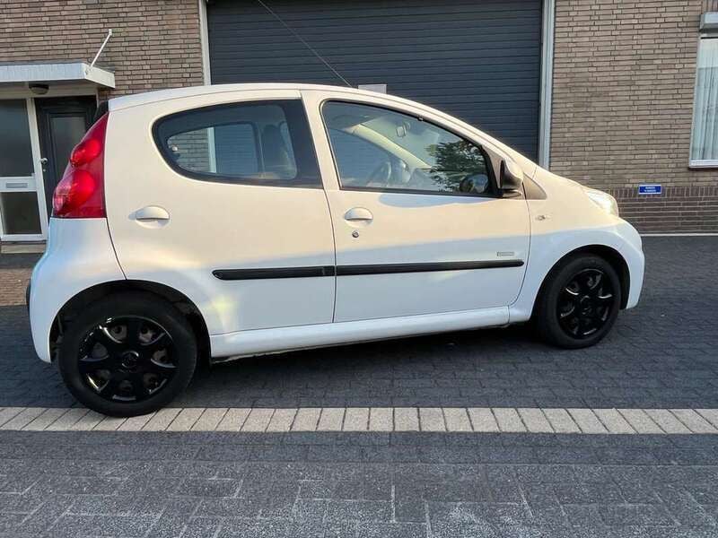 Wit Gebruikt 2011 Peugeot 107 Hatchback | € 3.500 (Eerlijke prijs) - Afbeelding 1/4