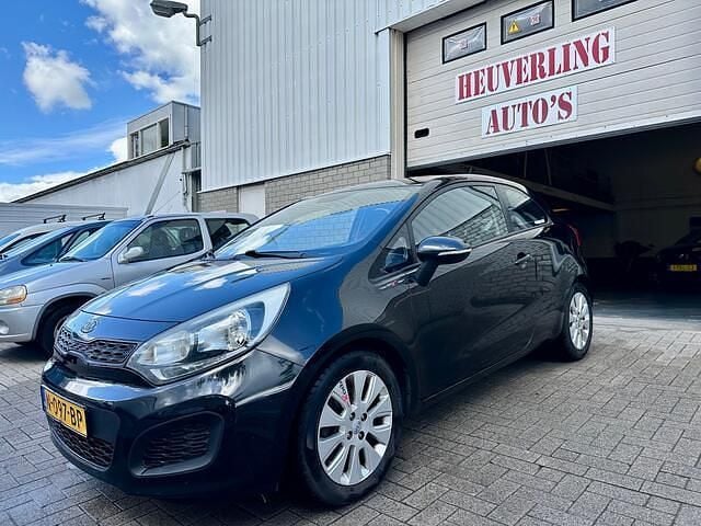 Zwart Gebruikt 2012 Kia Rio Comfort Hatchback | € 4.250 (Eerlijke prijs) - Afbeelding 1/4