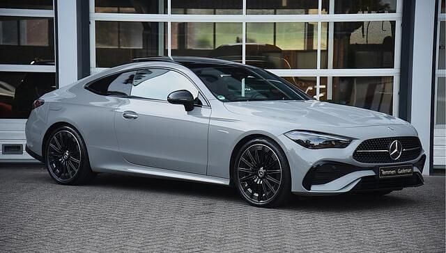 Grijs Gebruikt 2024 Mercedes 200 AMG line Coupé | € 67.875 (Duur) - Afbeelding 1/4