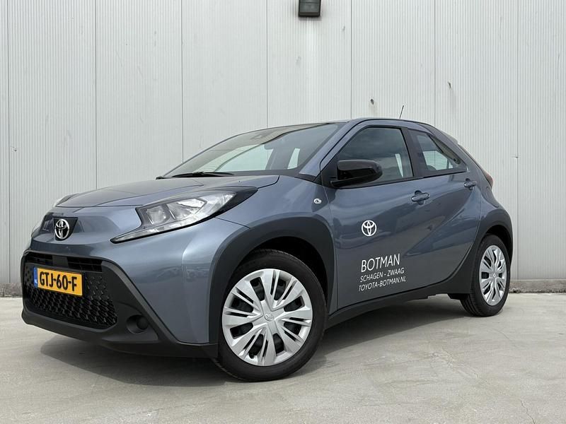 Grijs Gebruikt 2024 Toyota Aygo Play Hatchback | € 21.999 (Eerlijke prijs) - Afbeelding 1/4