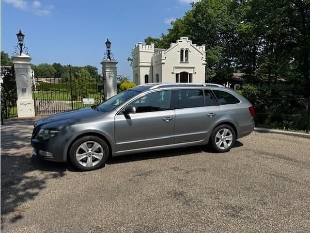 Grijs Occasion 2010 Skoda Superb Business Line Stationwagen | € 4.950 (Eerlijke prijs) - Afbeelding 1/4