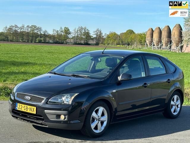 Zwart Gebruikt 2005 Ford Focus Futura Hatchback | € 1.999 (Eerlijke prijs) - Afbeelding 1/4