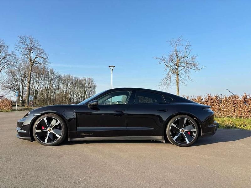 Zwart Gebruikt 2021 Porsche Taycan 4S Performance Package Sedan | € 66.900 (Eerlijke prijs) - Afbeelding 1/4