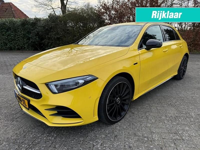 Geel Occasion 2020 Mercedes A250 AMG Hatchback | € 27.750 (Goede deal) - Afbeelding 1/4