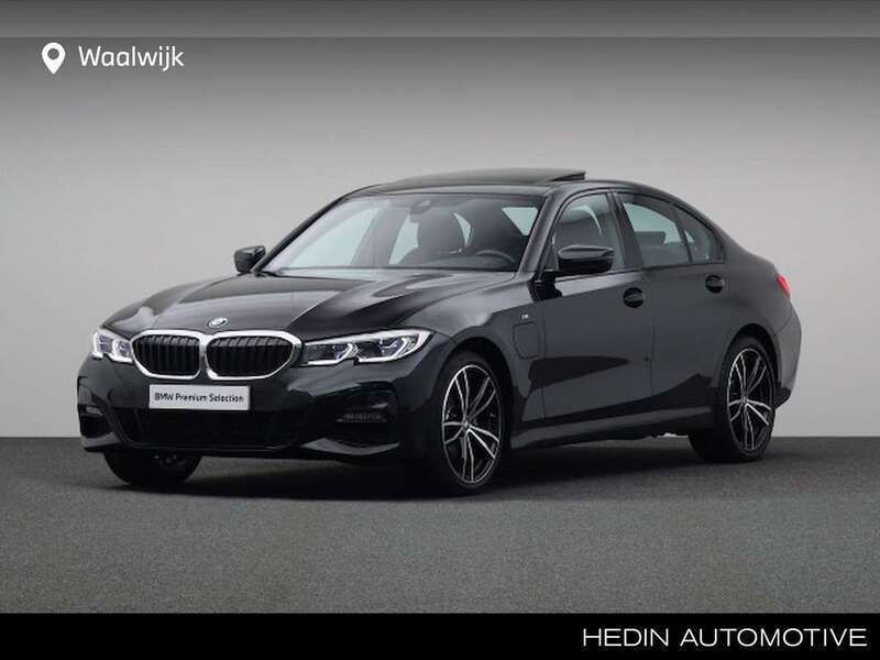 Zwart, metallic lak Gebruikt 2022 BMW 320 Comfort Edition Sedan | € 33.880 (Goede deal) - Afbeelding 1/4