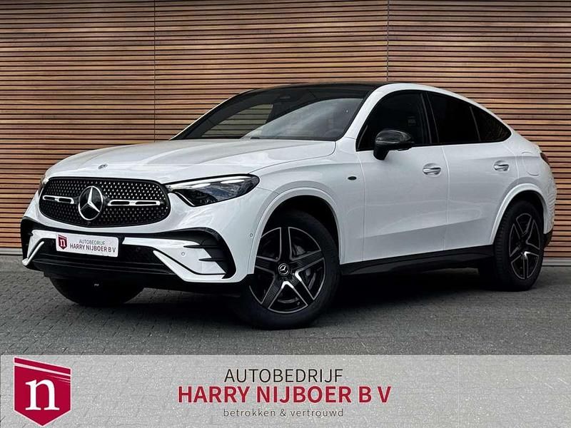 Wit, metallic lak Nieuw 2025 Mercedes GLC300 AMG line Coupé | € 79.900 (Iets duurder) - Afbeelding 1/4