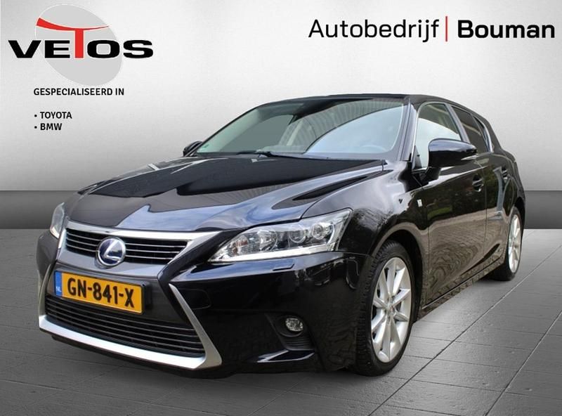 Zwart Gebruikt 2015 Lexus CT200h Hatchback | € 13.950 (Eerlijke prijs) - Afbeelding 1/3