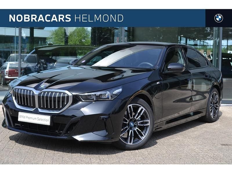 Zwart Occasion 2024 BMW 530e M Sport Sedan | € 57.950 (Goede deal) - Afbeelding 1/4
