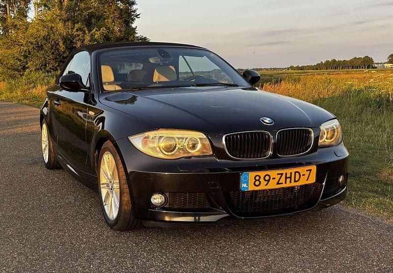 Zwart Gebruikt 2012 BMW 118 Cabriolet Sport Line Cabriolet | € 6.999 (Goede deal) - Afbeelding 1/4
