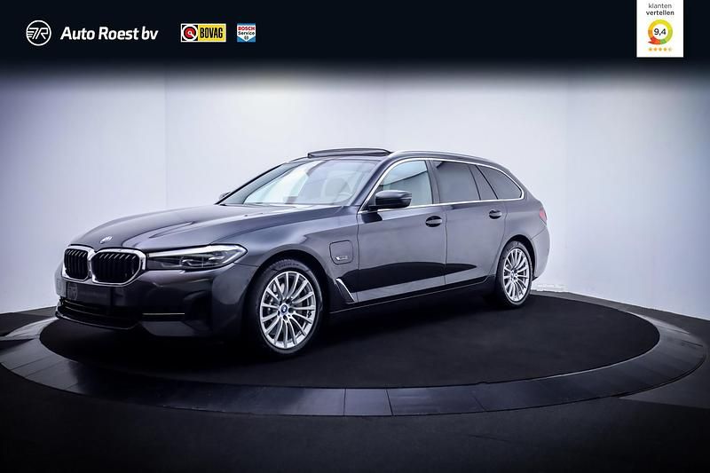 Grijs Gebruikt 2021 BMW 530e Executive Stationwagen | € 32.125 (Goede deal) - Afbeelding 1/4