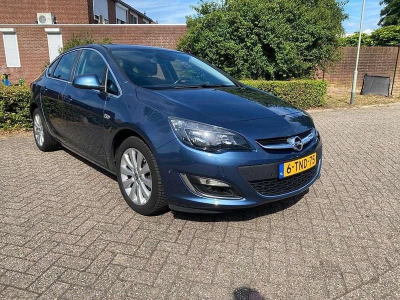 Blauw Gebruikt 2014 Opel Astra Cosmo Sedan | € 4.500 (Goede deal) - Afbeelding 1/4