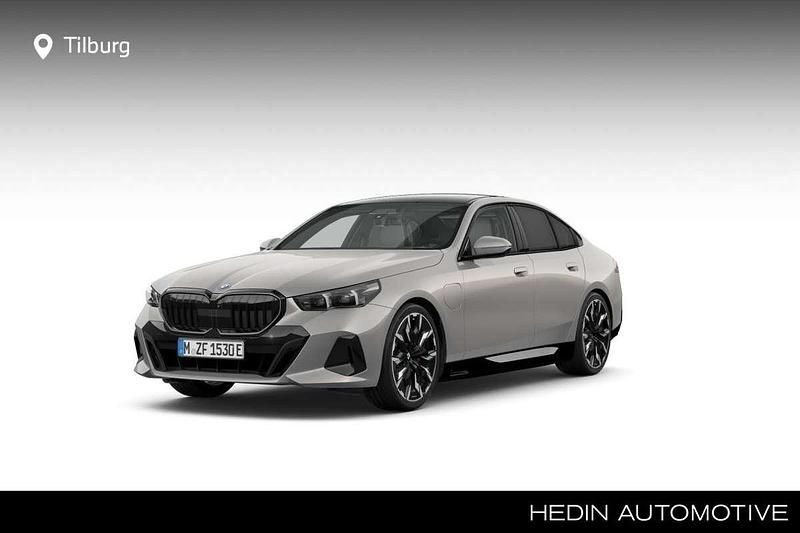 Zwart Nieuw 2025 BMW 530e M Sport Sedan | € 93.789 (Iets duurder) - Afbeelding 1/4