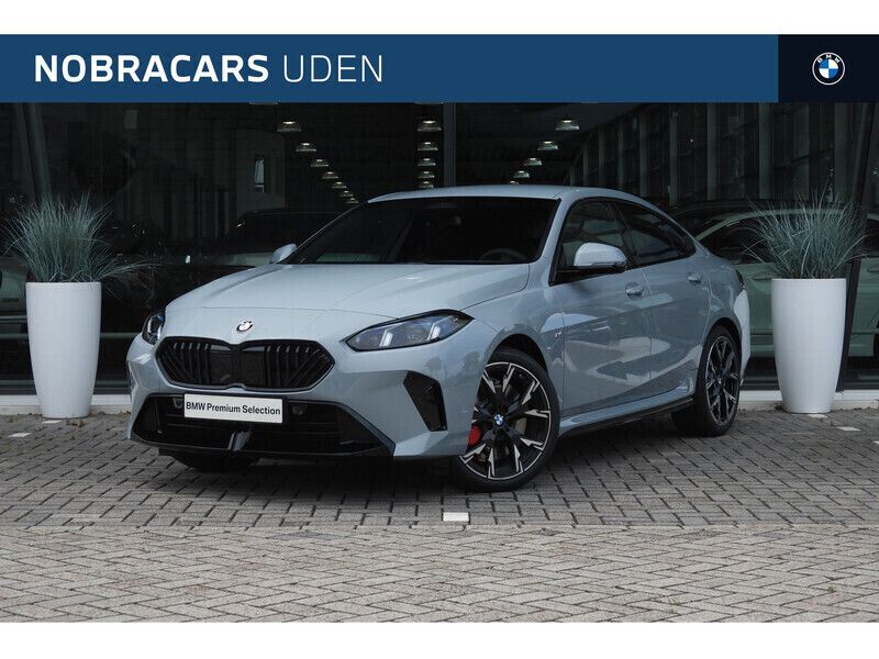 Grijs Gebruikt 2025 BMW 220 M Sport Sedan | € 52.450 - Afbeelding 1/4