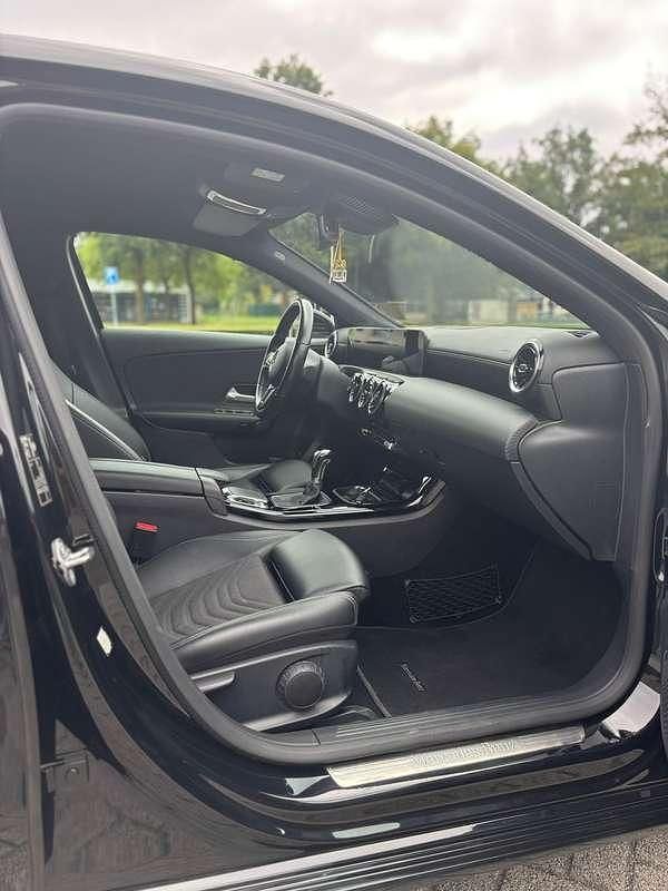Zwart Gebruikt 2018 Mercedes A160 Advantage Sedan | € 18.950 (Eerlijke prijs) - Afbeelding 1/4
