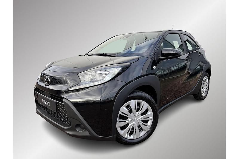 Zwart Gebruikt 2025 Toyota Aygo X Play SUV | € 21.694 - Afbeelding 1/1