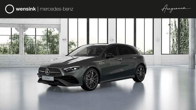 Zwart, metallic lak Nieuw 2025 Mercedes A180 Business Hatchback | € 50.554 (Duur) - Afbeelding 1/4