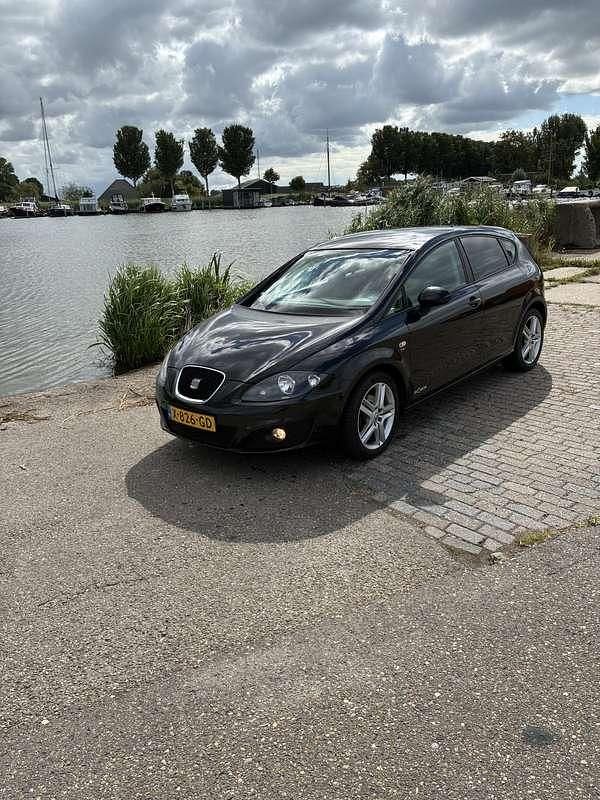 Zwart Gebruikt 2011 Seat Leon MPV | € 6.500 (Iets duurder) - Afbeelding 1/4