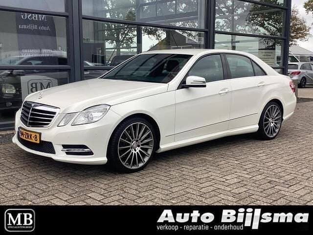 Wit Gebruikt 2013 Mercedes E200 AMG Sedan | € 14.995 (Eerlijke prijs) - Afbeelding 1/4