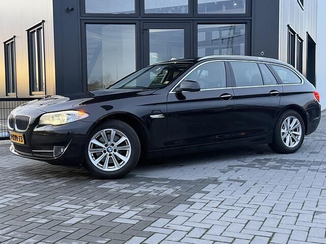 Zwart (metallic) Occasion 2013 BMW 520 Executive Stationwagen | € 13.950 (Eerlijke prijs) - Afbeelding 1/4