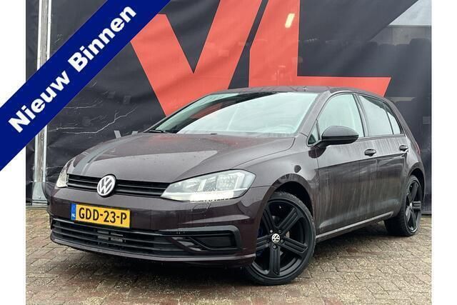 Rood, metallic lak Gebruikt 2017 VW Golf VII Comfortline Hatchback | € 13.748 (Eerlijke prijs) - Afbeelding 1/4