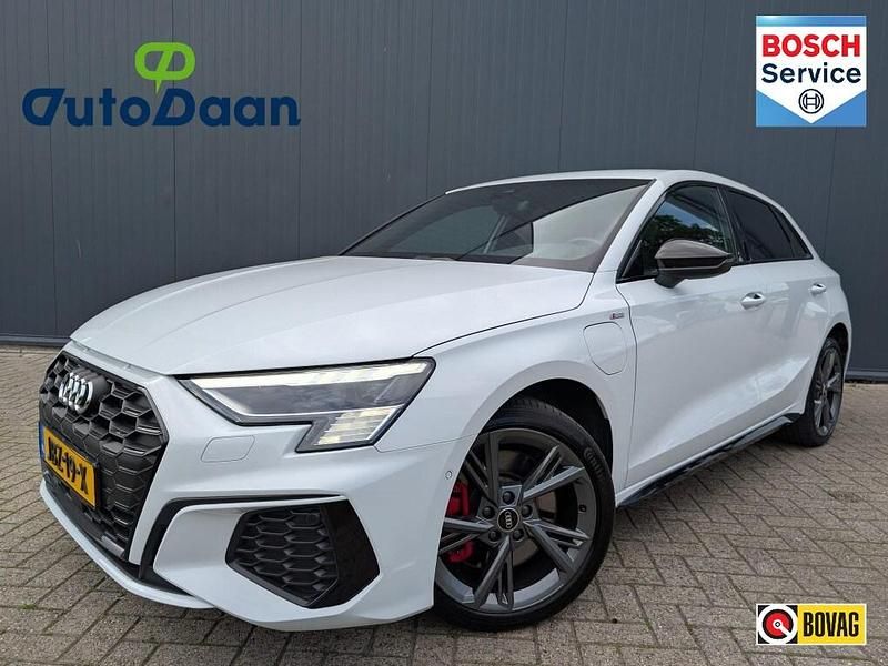 Wit Gebruikt 2022 Audi A3 Sportback Competition Hatchback | € 32.500 (Eerlijke prijs) - Afbeelding 1/4