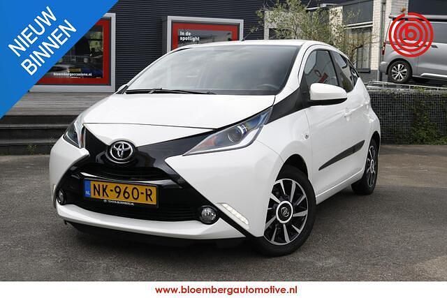 Wit Gebruikt 2017 Toyota Aygo Sport Hatchback | € 10.400 (Iets duurder) - Afbeelding 1/4