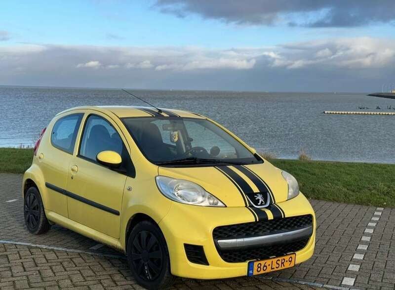 Geel Gebruikt 2010 Peugeot 107 Hatchback | € 2.150 (Eerlijke prijs) - Afbeelding 1/4