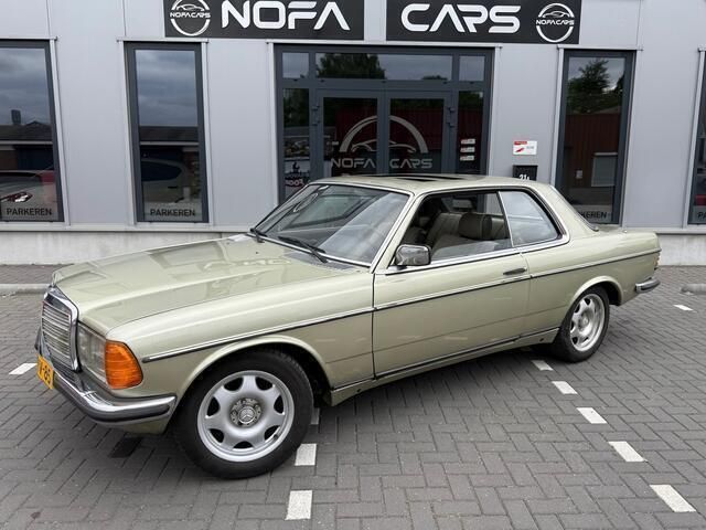 Groen Gebruikt 1982 Mercedes 230 | € 6.999 - Afbeelding 1/4