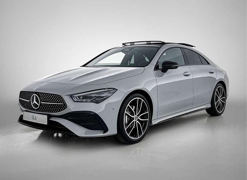 Manufaktur alpinegrijs uni Nieuw 2025 Mercedes CLA180 Business Sedan | € 54.662 (Iets duurder) - Afbeelding 1/4