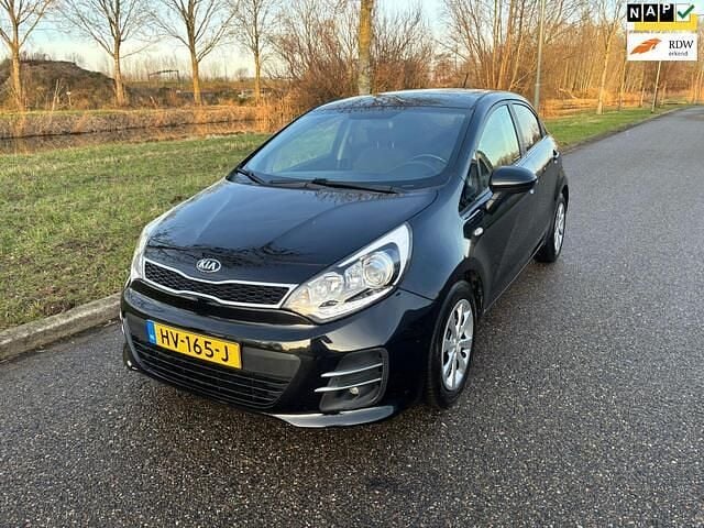 Zwart Occasion 2015 Kia Rio Hatchback | € 5.350 (Goede deal) - Afbeelding 1/4