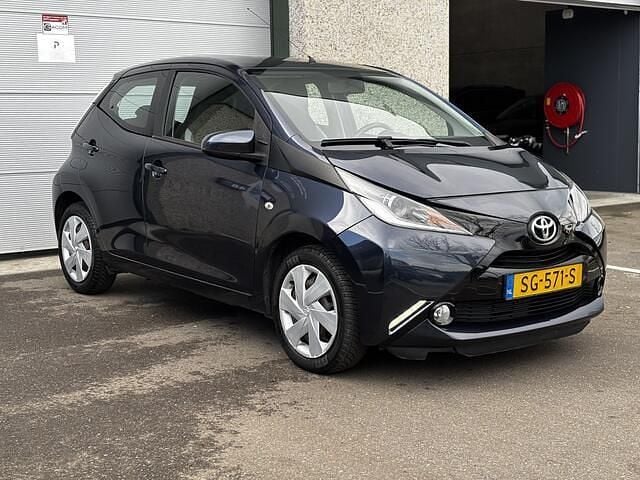 Occasion Toyota Aygo X-play 69 PK (50 kW) 2018 Blauw Hatchback