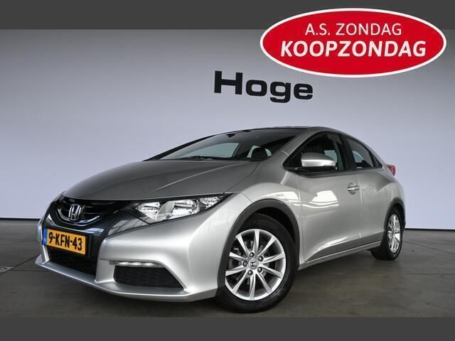 Grijs, metallic lak Gebruikt 2013 Honda Civic Comfort Hatchback | € 9.940 (Eerlijke prijs) - Afbeelding 1/4