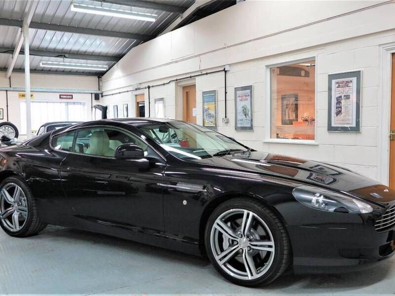 Zwartonyx black met Gebruikt 2010 Aston Martin DB9 Coupé | € 50.422 - Afbeelding 1/4