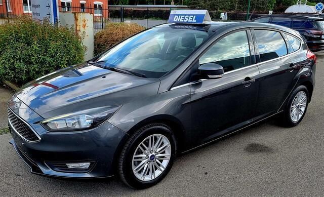 Grijs Gebruikt 2017 Ford Focus Titanium Sedan | € 10.500 - Afbeelding 1/4