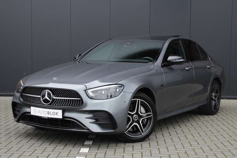 Grijs Gebruikt 2020 Mercedes E300 AMG line Sedan | € 43.450 (Eerlijke prijs) - Afbeelding 1/4