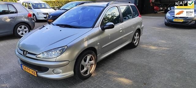Grijs Gebruikt 2004 Peugeot 206 Stationwagen | € 999 (Eerlijke prijs) - Afbeelding 1/4