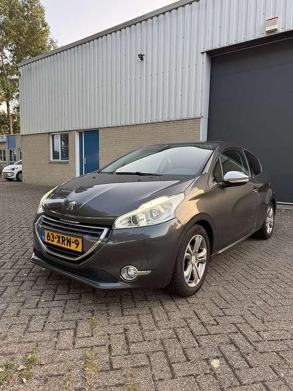 Grijs Gebruikt 2012 Peugeot 208 Allure Hatchback | € 4.295 (Eerlijke prijs) - Afbeelding 1/4