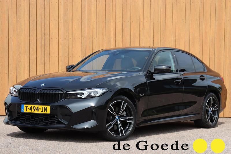 Zwart Gebruikt 2023 BMW 330e M Sport Sedan | € 42.940 (Goede deal) - Afbeelding 1/4