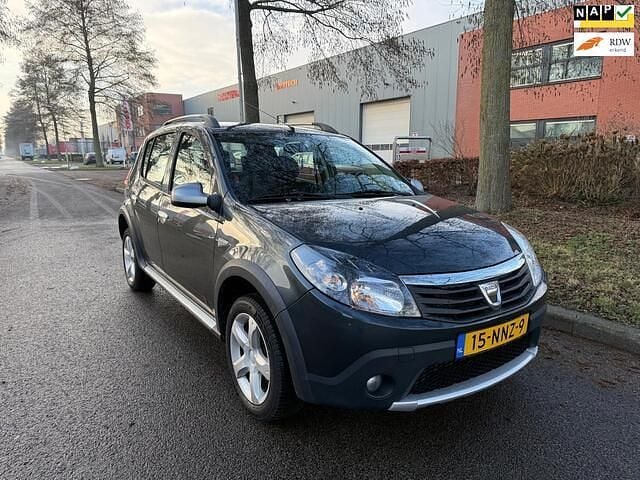 Grijs (metallic) Occasion 2010 Dacia Sandero Stepway Hatchback | € 2.999 (Eerlijke prijs) - Afbeelding 1/4