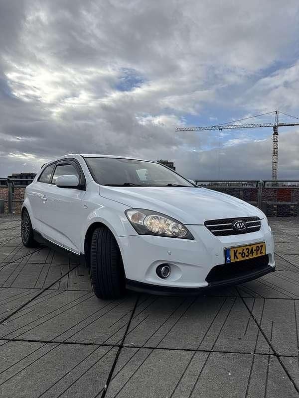 Wit Gebruikt 2011 Kia Ceed Hatchback | € 5.000 (Eerlijke prijs) - Afbeelding 1/4